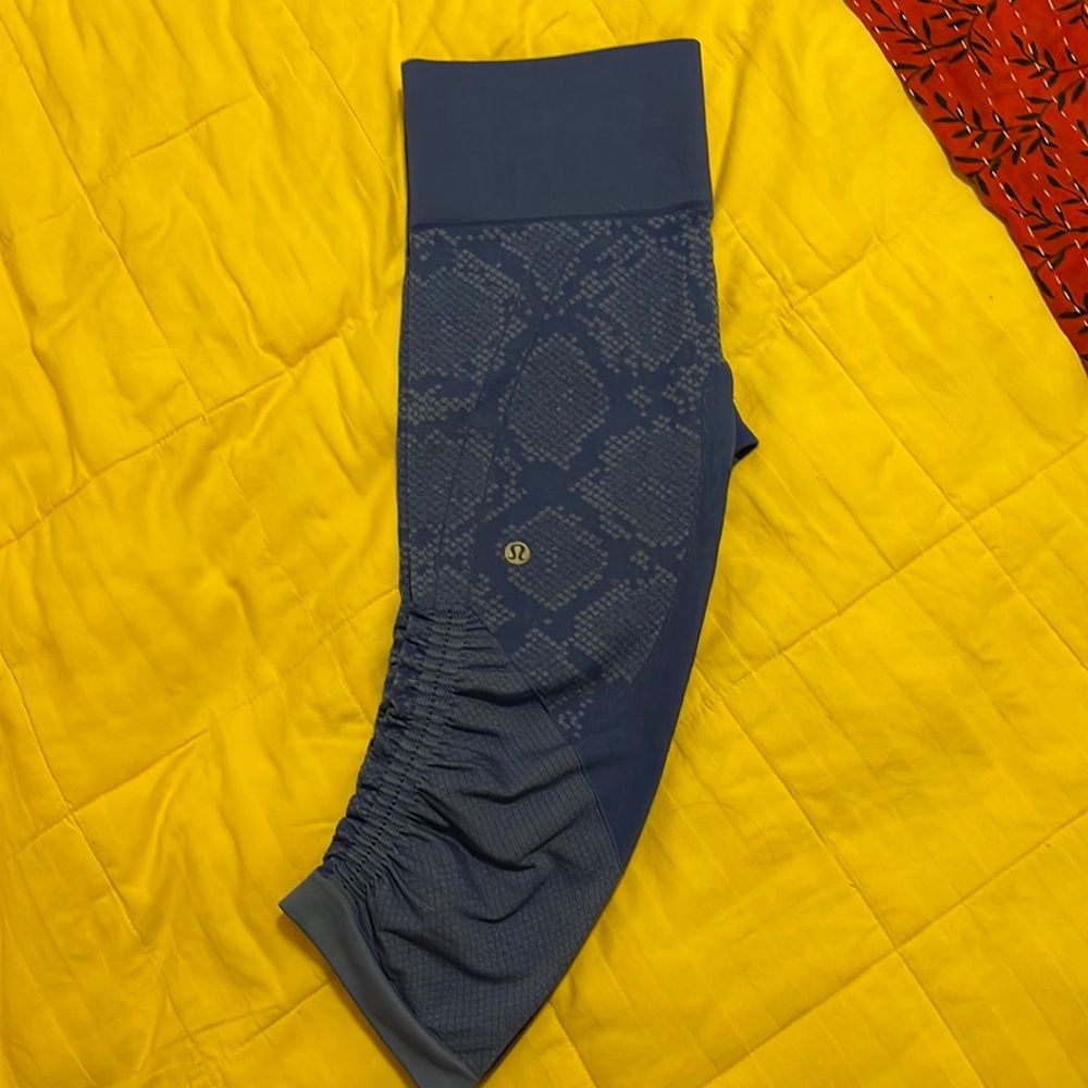 GUC in the flow LuLuLemon crop sz 6